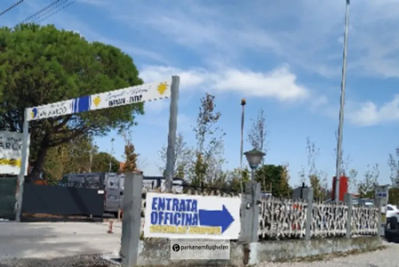 Parcheggio San Marco Einfahrt mit Zaun