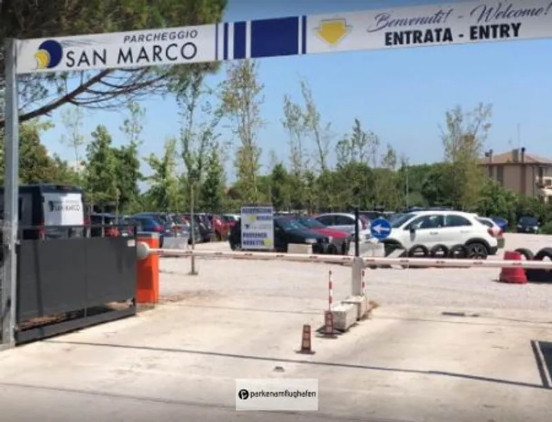 Parcheggio San Marco Einfahrt mit Banner